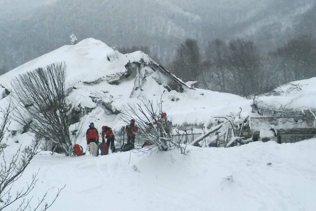 Equipes recuperam mais um corpo em hotel após avalanche na Itália