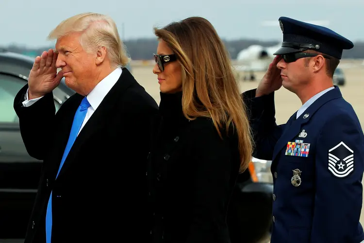 Donald e Melania Trump: o magnata visitará primeiro o hotel que leva seu nome, situado muito perto da Casa Branca, para participar de um almoço (Jonathan Ernst/Reuters)