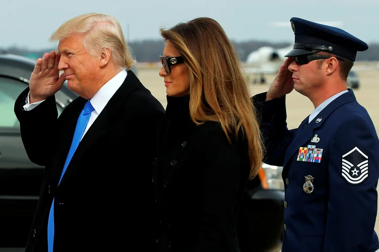 Donald e Melania Trump: o magnata visitará primeiro o hotel que leva seu nome, situado muito perto da Casa Branca, para participar de um almoço (Jonathan Ernst/Reuters)