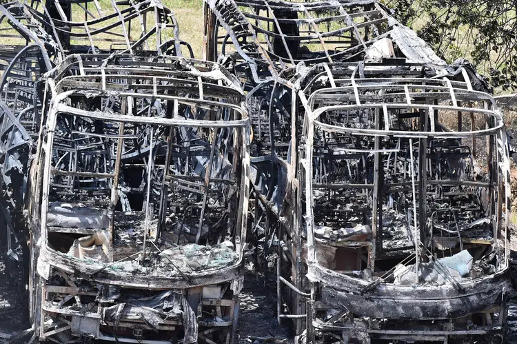 Ônibus queimados em protesto contra a transferência de presos em Natal, Rio Grande do Norte. Foto de 20 de janeiro de 2017 (Josemar Goncalves/Reuters)