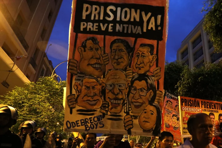 Manifestantes protestam contra envolvidos em caso Odebrecht no Peru (Guadalupe Pardo/Reuters)