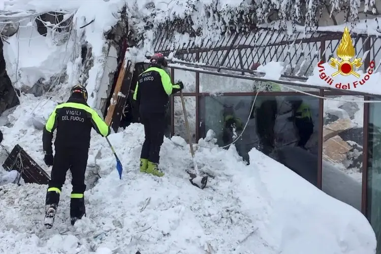 Bombeiros trabalham em resgate de pessoas em hotel soterrado na Itália (Vigili del Fuoco/Handout)