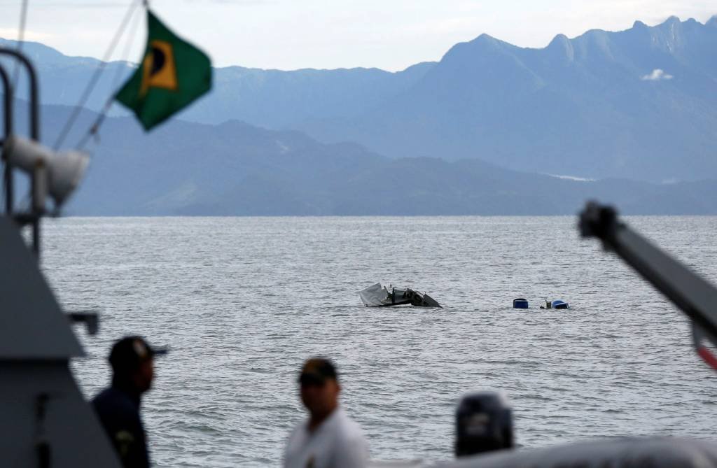 Bombeiros resgatam mais dois corpos de avião que caiu em Paraty