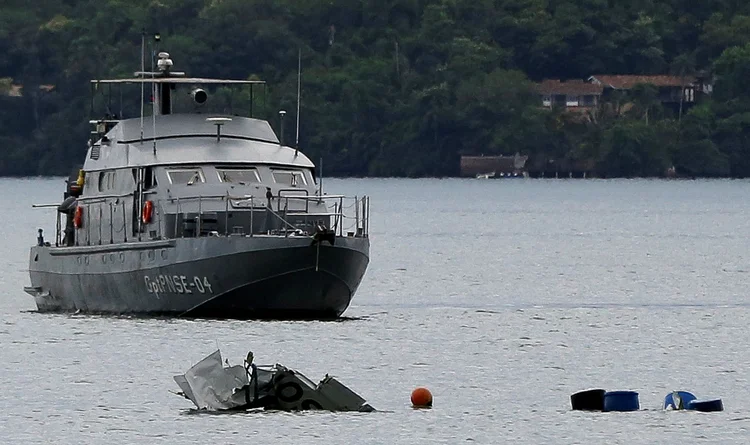 Resgate: destroços do avião serão investigados na Ilha do Governador (Bruno Kelly/Reuters)