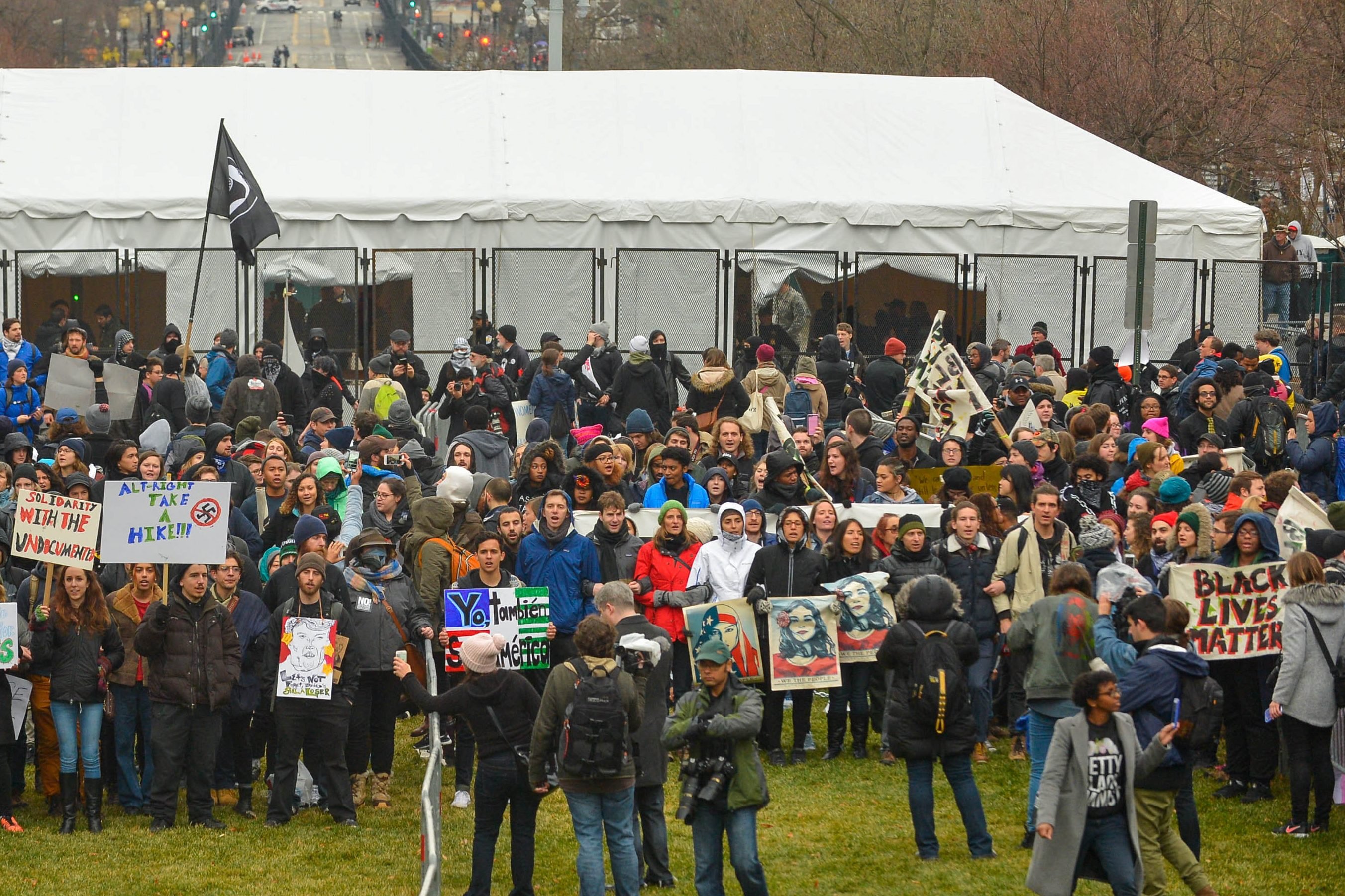 Grupos de manifestantes tentam bloquear acesso à posse de Trump