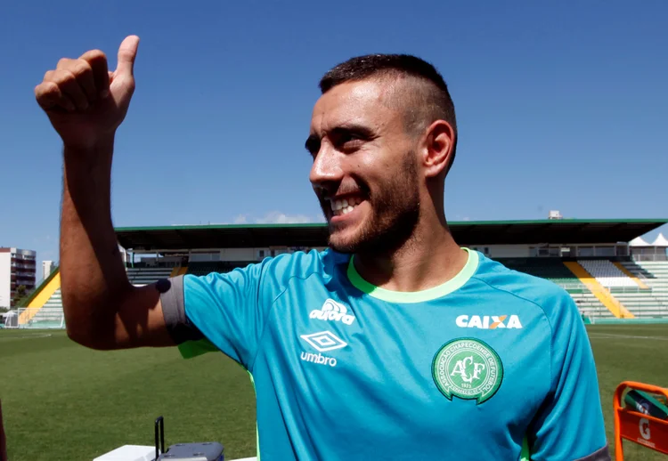 O lateral-esquerdo Alan Ruschel, um dos sobreviventes do acidente aéreo da Chapecoense (Paulo Whitaker/Reuters)