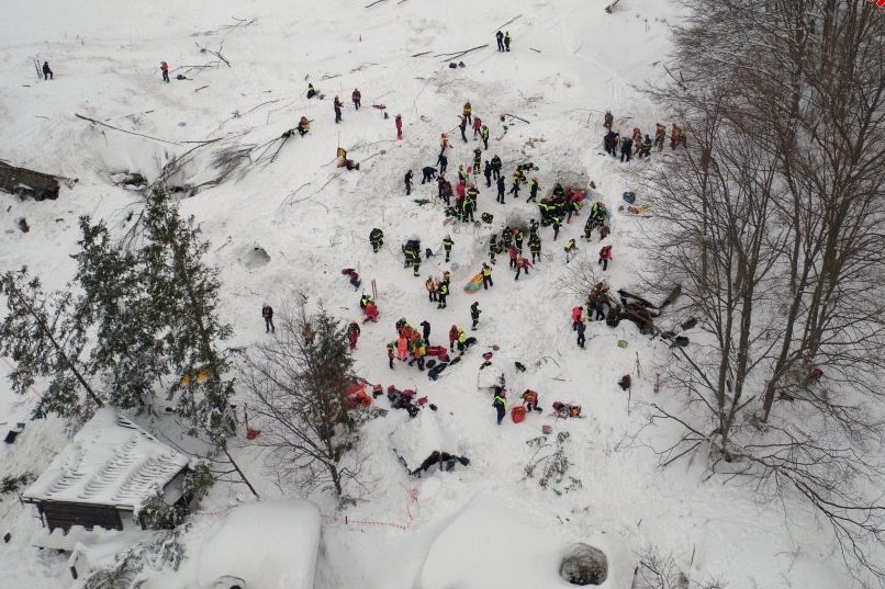 Bombeiros acham 8 sobreviventes em hotel atingido por avalanche