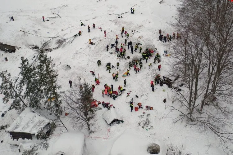 Avalanche: os trabalhos de resgate destas pessoas e a busca pelas 20 que continuam desaparecidas prosseguem sem descanso (Reuters)