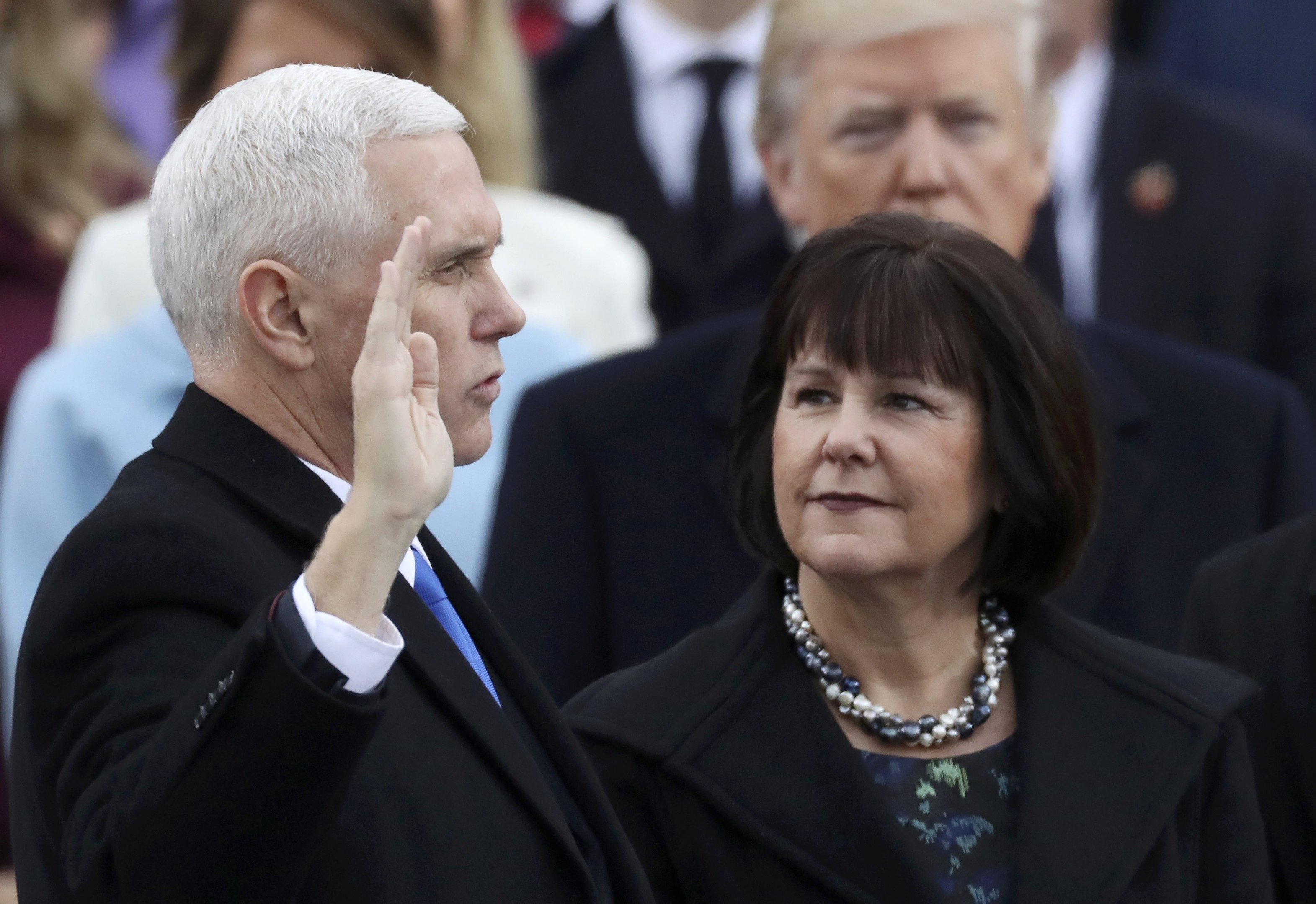 Mike Pence presta juramento e assume vice-presidência