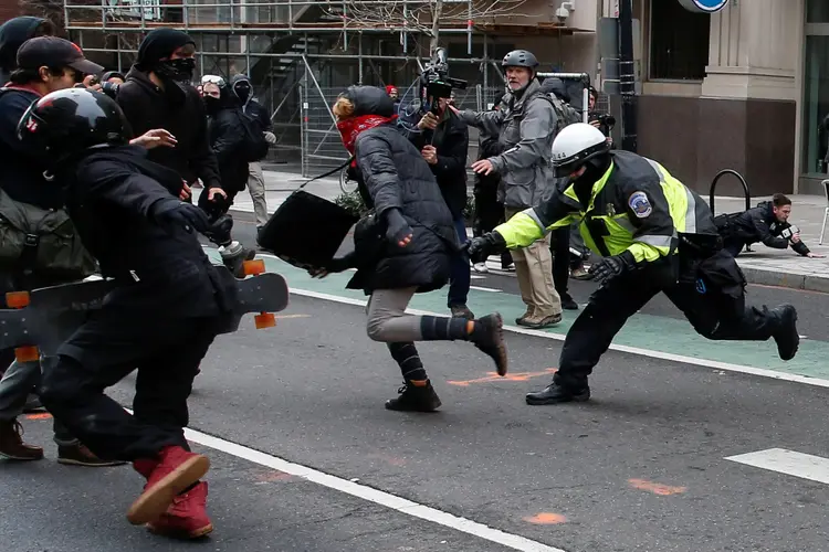 Protestos: a polícia lançou bombas de gás lacrimogêneo e spray de pimenta nos manifestantes (Adrees Latif/Reuters)