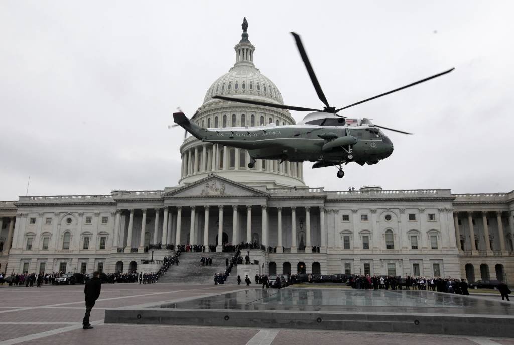 Casal Obama deixa Washington no helicóptero presidencial