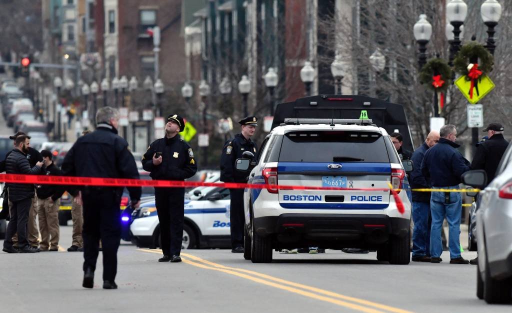 Explosão atinge viatura de polícia em Boston