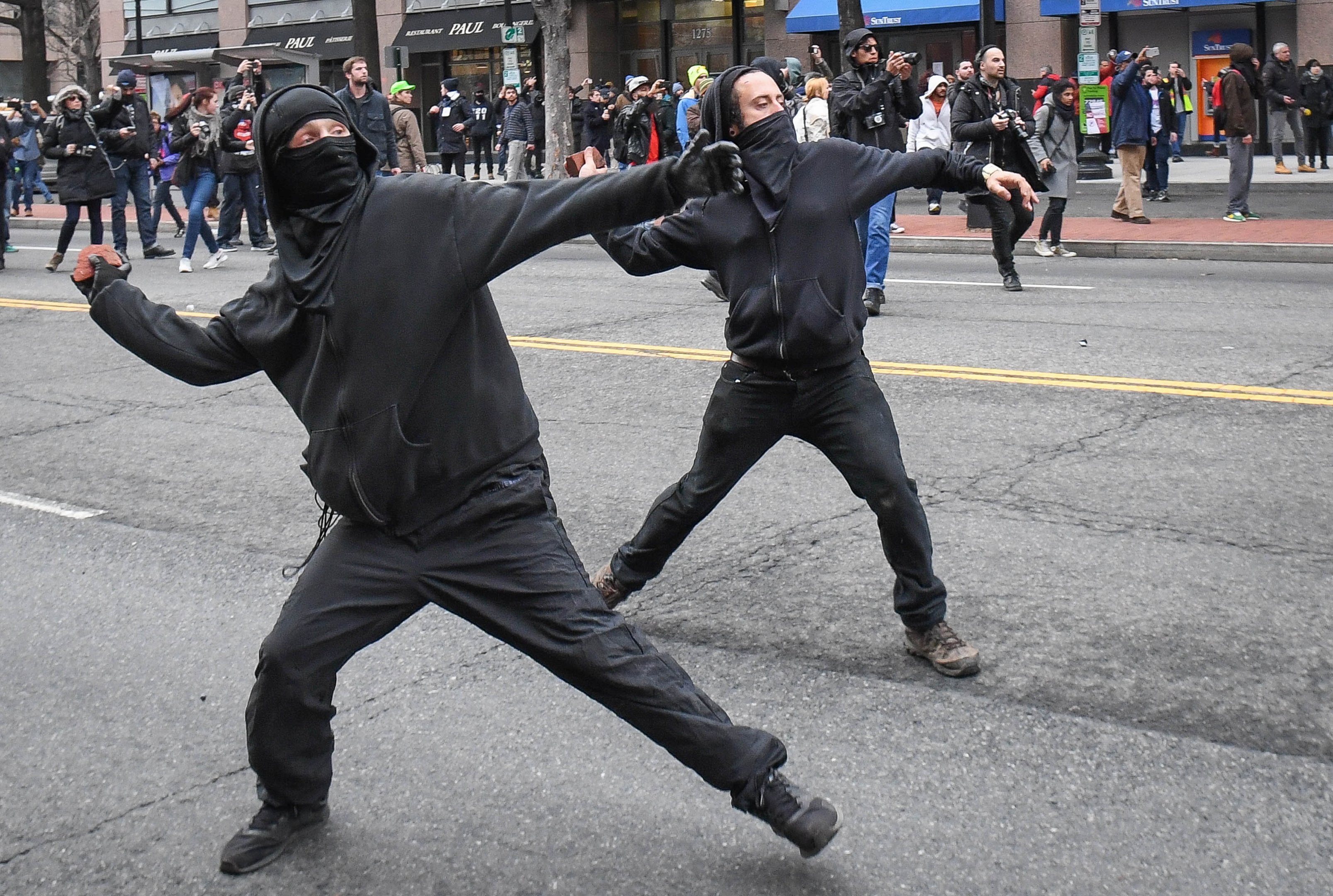 Protestos durante posse de Trump têm violência e 217 detidos