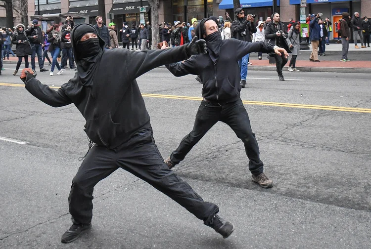 Protestos: seis agentes da polícia tiveram ferimentos leves (Bryan Woolston/Reuters)