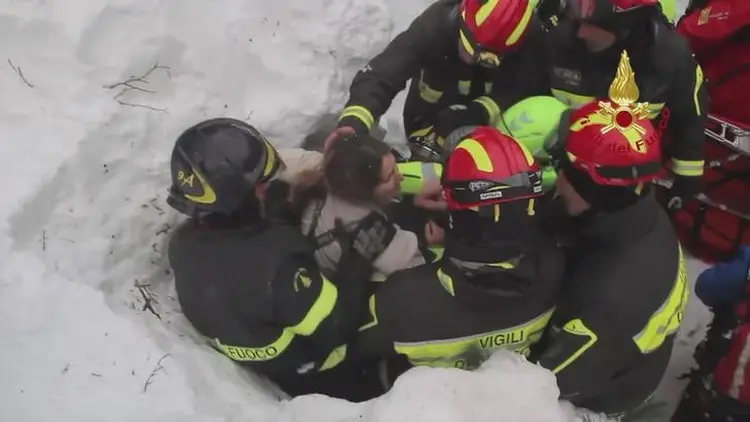 Avalanche na Itália: Bombeiros conseguiram resgatar duas mulheres e um homem (Vigili del Fuoco/Reuters)