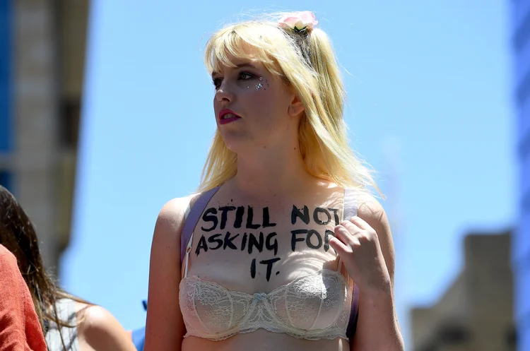 Marcha das mulheres: Australianas estampam mensagens como "as mulheres do mundo resistem" e "lute como uma garota" (Dan Himbrechts/Reuters)