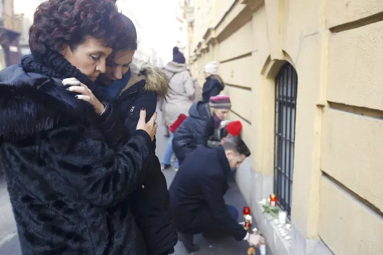 Acidente de ônibus: Familiares se confortam em frente à escola das vítimas, em Budapeste (Laszlo Balogh/Reuters)