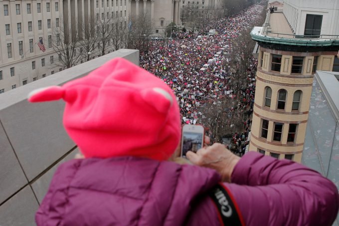 Dezenas de milhares se manifestam no mundo contra Trump