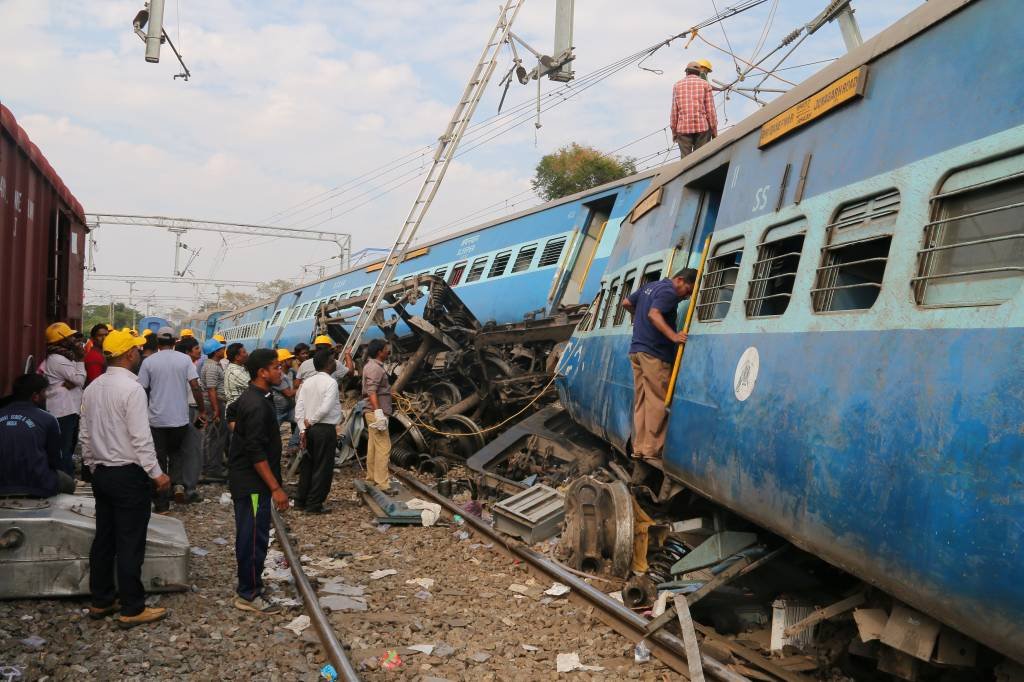 Descarrilamento de trem na Índia mata ao menos 32 pessoas