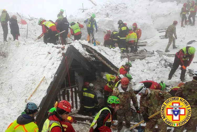 Resgates: no momento da avalanche estavam no hotel mais de 30 pessoas (Soccorso Alpino Speleologico Lazio/Handout/Reuters)