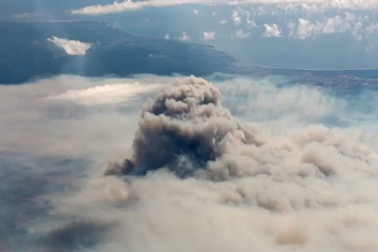 Imagem aérea mostra fumaça causada por incêndios florestais no Chile  (Moises Catrilaf/National Institute of Agricultural Development(INDAP)/Handout/Reuters)
