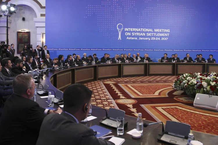 Reunião: primeiro dia de negociações foi concluído após várias trocas de acusações (Mukhtar Kholdorbekov/Reuters)