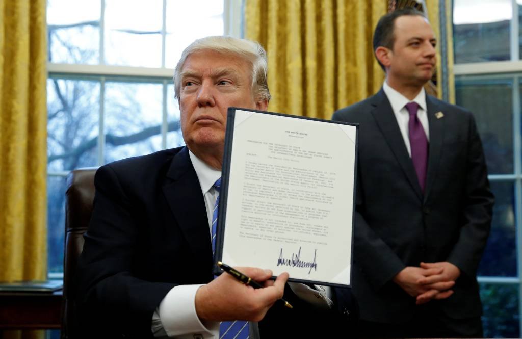 Trump assina decreto para tirar EUA do acordo Transpacífico