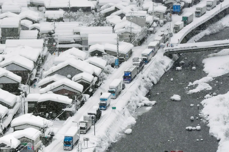 Tempestades de neve causam congestionamentos de mais de 20 horas no Japão; na foto, a cidade de  (Kyodo/Reuters)