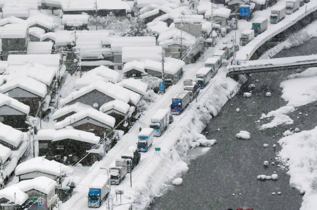 Neve no Japão causa engarrafamento de mais de 20 horas