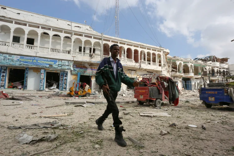 Soldado somaliano caminha em meio à destruição causada por um ataque terrorista a hotel em Mogadíscio (Feisal Omar/Reuters)