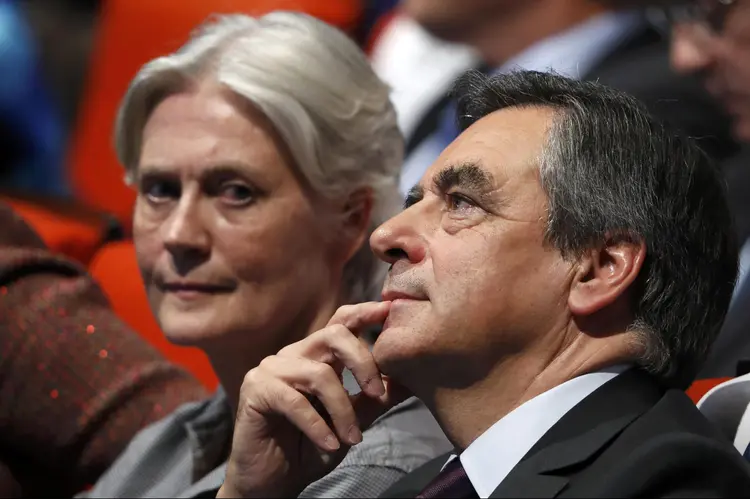 Penelope e François Fillon: esposa do favorito teria embolsado 500 mil euros sem nunca trabalhar (Charles Platiau/Reuters)