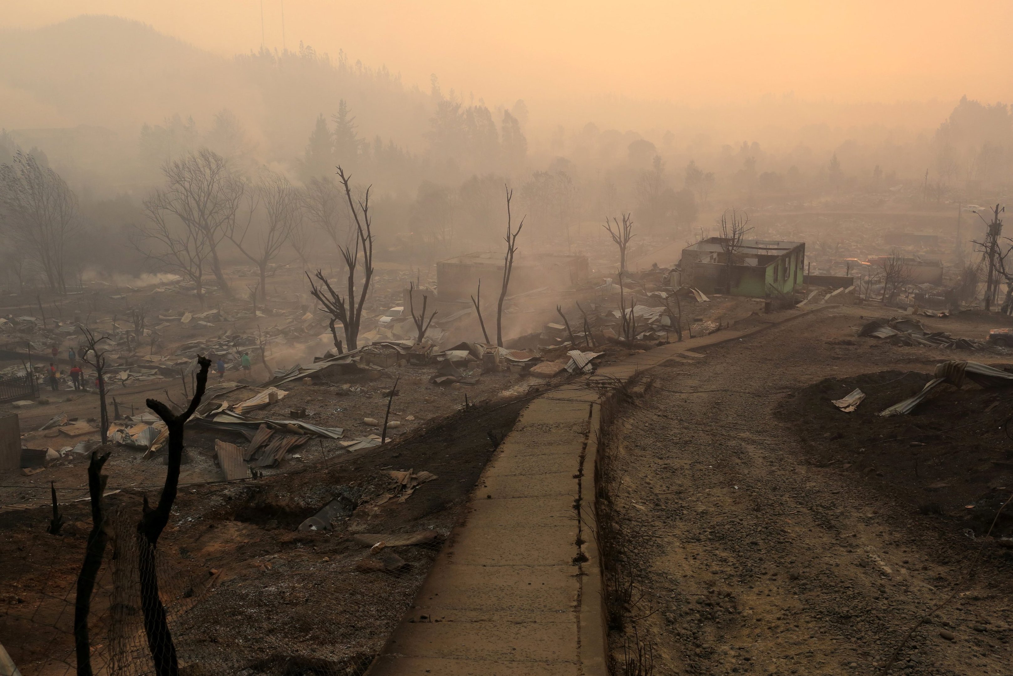 Incêndios perdem força, mas Chile continua combatendo chamas