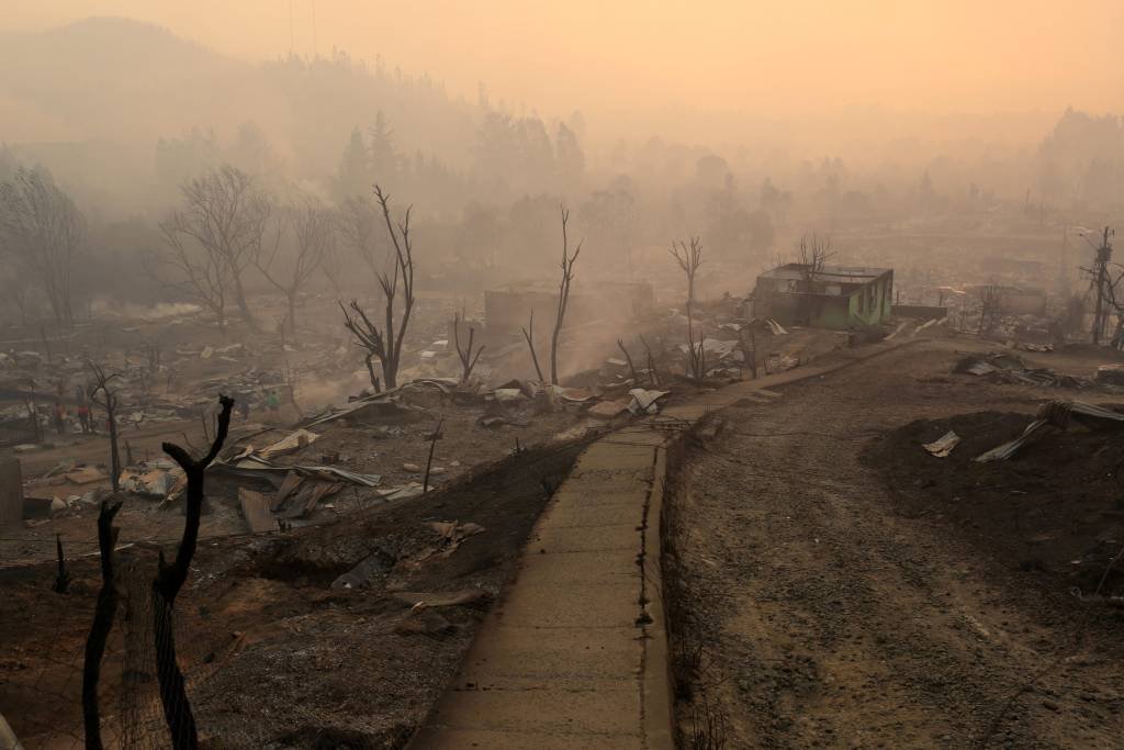 Incêndios perdem força, mas Chile continua combatendo chamas