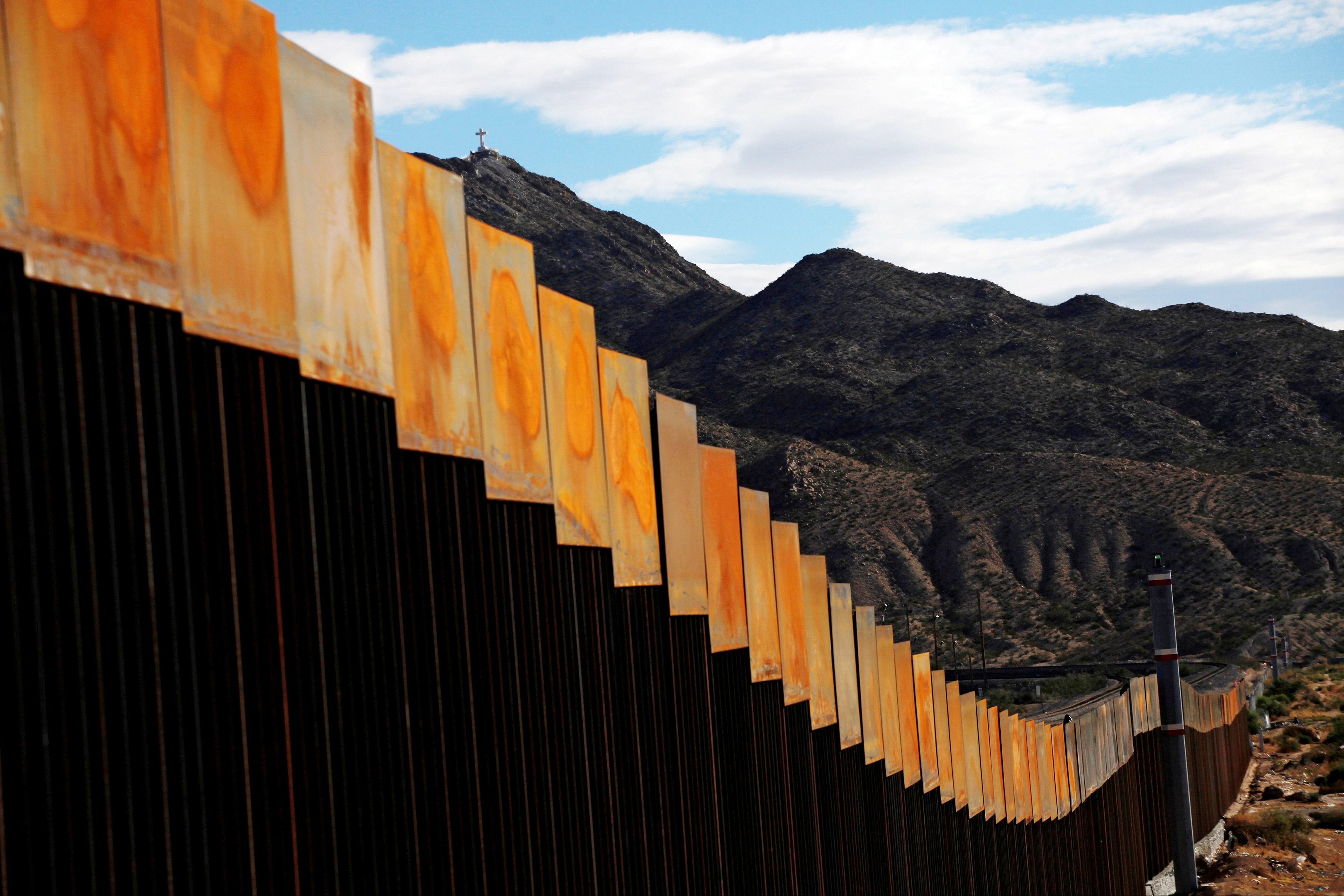 Trump volta a dizer que irá paralisar governo se muro não for construído