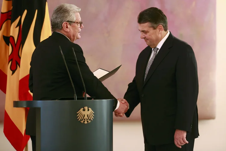 O novo ministro das Relações Exteriores da Alemanha, Sigmar Gabriel, em aperto de mãos com o presidente Joachim Gauck em 27/01/2017 (Axel Schmidt/Reuters)