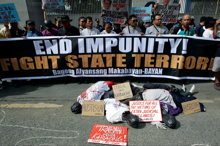 Centenas de filipinos protestam contra campanha antidroga de Duterte nas Filipinas em 27/01/2017 (Czar Dancel/Reuters)
