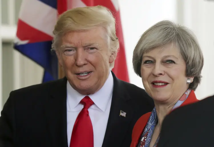 Trump e May: a primeira-ministra confirmou que Trump aceitou um convite da rainha Elizabeth II para visitar o Reino Unido (Carlos Barria/Reuters)