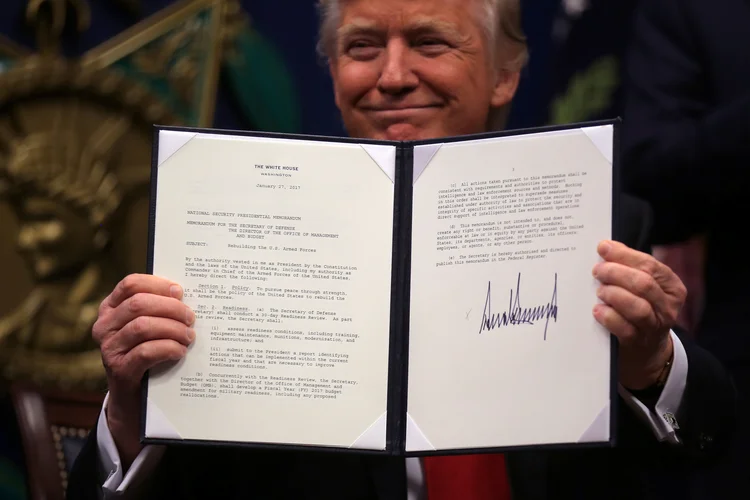Trump: o governo de Trump esboçou uma ordem executiva para reformular os programas de visto de trabalho de que dependem as empresas de tecnologia (Carlos Barria/Reuters)
