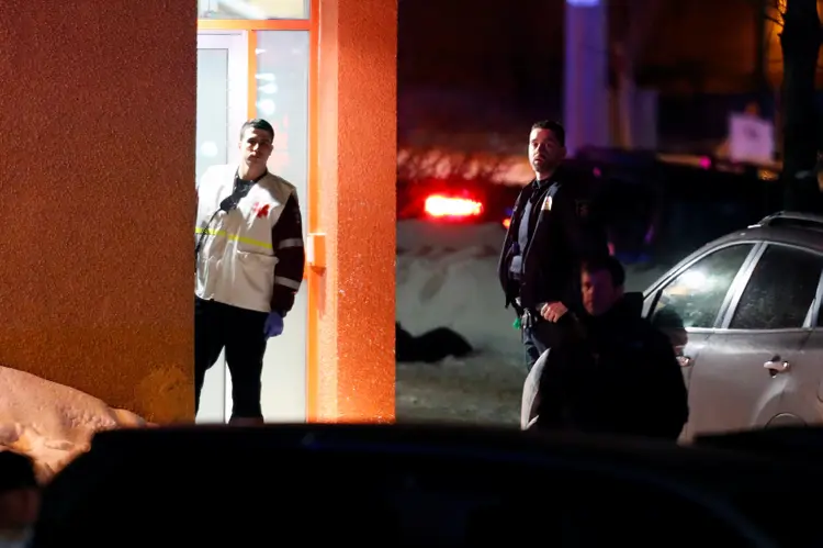 Equipes de socorro atendem vítimas em uma mesquita no Quebec, alvo de ataque (Mathieu Belanger/Reuters)