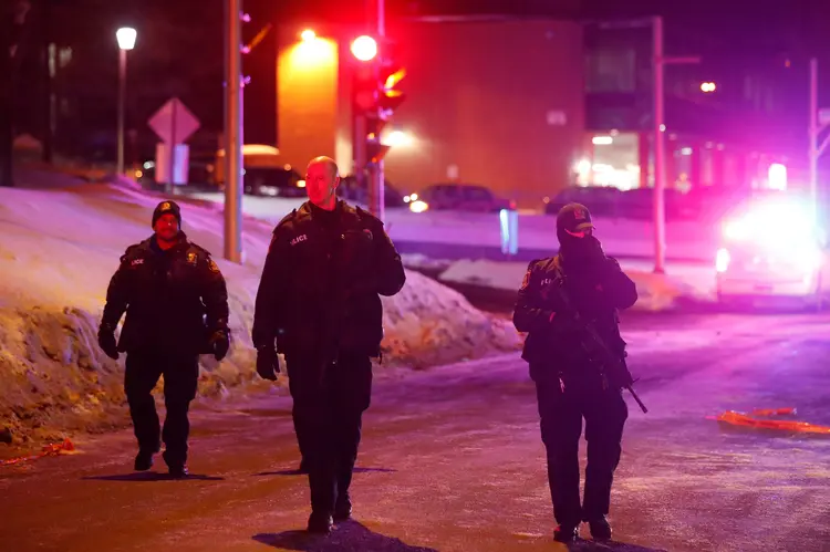 Patrulha policial no entorno da mesquita do Quebec que sofreu ataque terrorista (Mathieu Belanger/Reuters)
