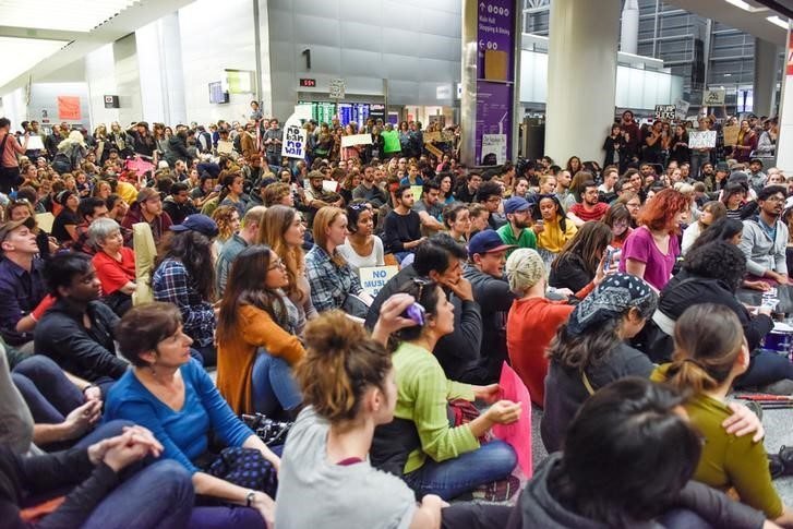 Trump culpa Delta e manifestantes por caos em aeroportos