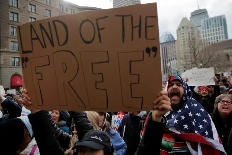 Protesto em Boston: "Nós vamos respeitar o direito de liberdade de expressão", disse na sexta-feira o prefeito de Boston (Brian Snyder/Reuters)