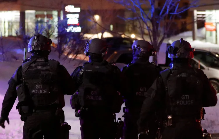 Tiroteio em mesquita: "A Polícia de Quebec (SQ) confirma que um dos indivíduos presos na noite passada em conexão com o atentado de Quebec é considerado suspeito" (Mathieu Belanger/Reuters)