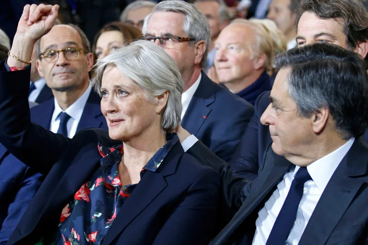 Penelope e François Fillon: agentes revistaram o escritório de Fillon em busca de supostos pagamentos recebidos por sua esposa (Pascal Rossignol/Reuters)