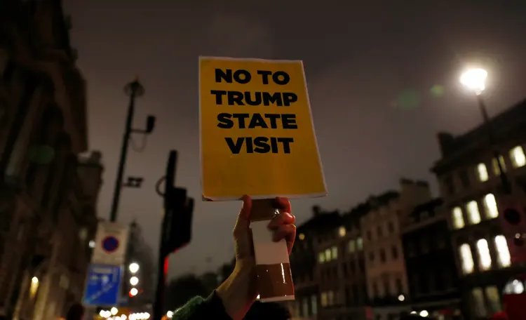 Protesto contra Trump em Londres; a data da visita de Trump ainda não foi estabelecida, mas segundo especulações pode acontecer em junho ou julho (Reuters)