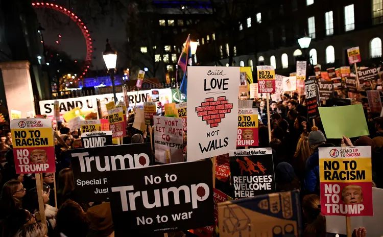 Protestos em Londres: "O silêncio é cumplicidade", diz um cartaz em referência à posição ambígua da primeira-ministra do Reino Unido, Theresa May (Dylan Martinez/Reuters)