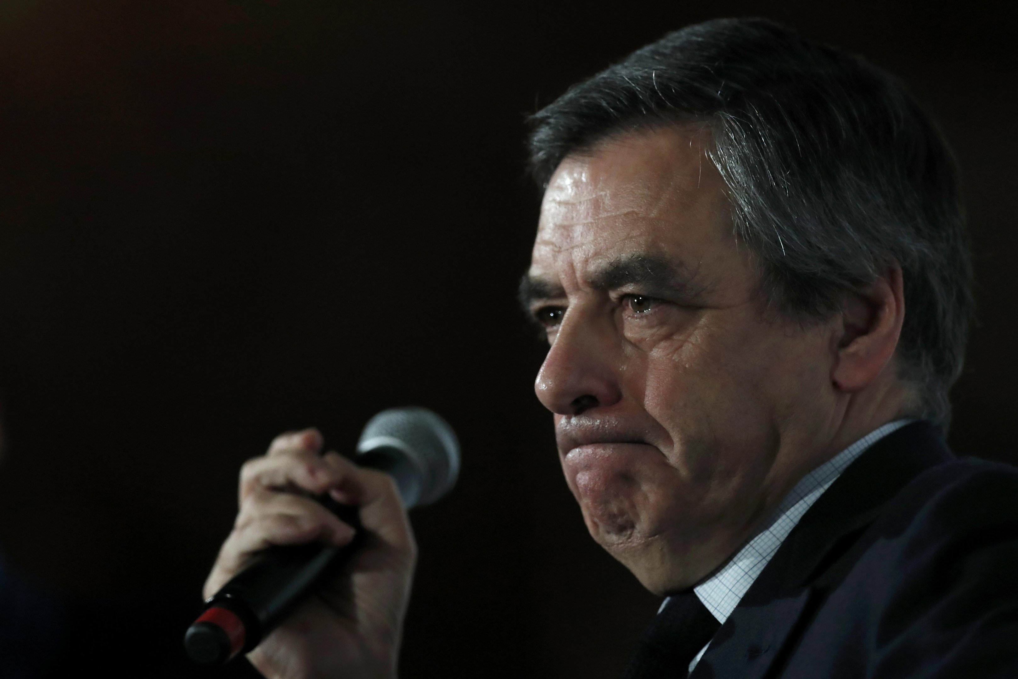 Justiça manterá investigação sobre presidenciável francês Fillon