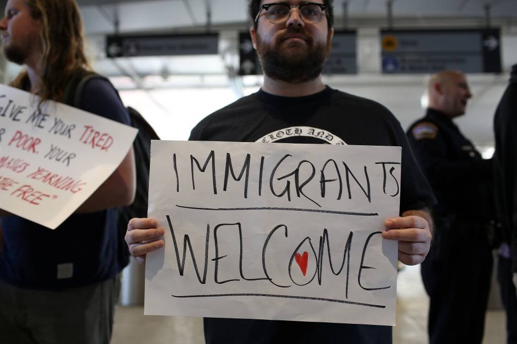 Juiz federal manda Trump permitir entrada de imigrantes com visto