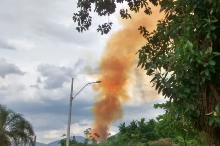 Incêndio em Cubatão: entre as possíveis substâncias emitidas à atmosfera está o nitrato de amônio, que causa irritações e pode gerar problemas respiratórios (Prefeitura de Cubatão/Reprodução)