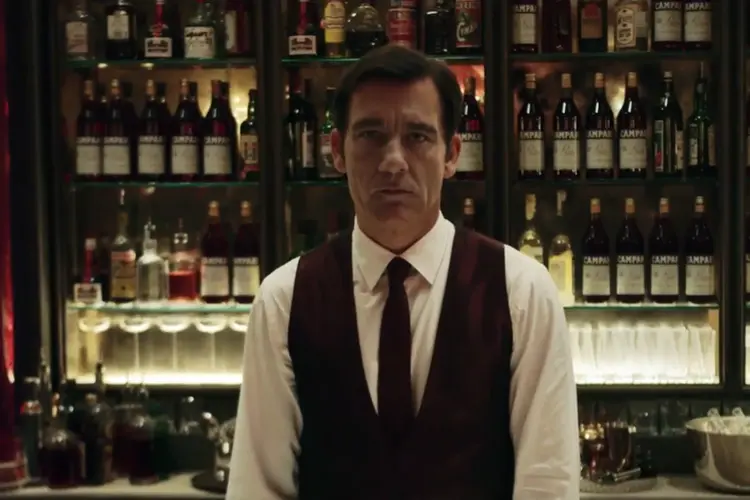 Clive Owen como bartender em campanha da Campari (Reprodução)